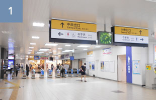 高槻駅中央出口の改札へ