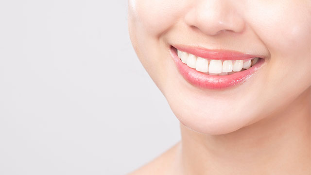 歯を白く改善するホワイトニングは保険適用で可能なのか？